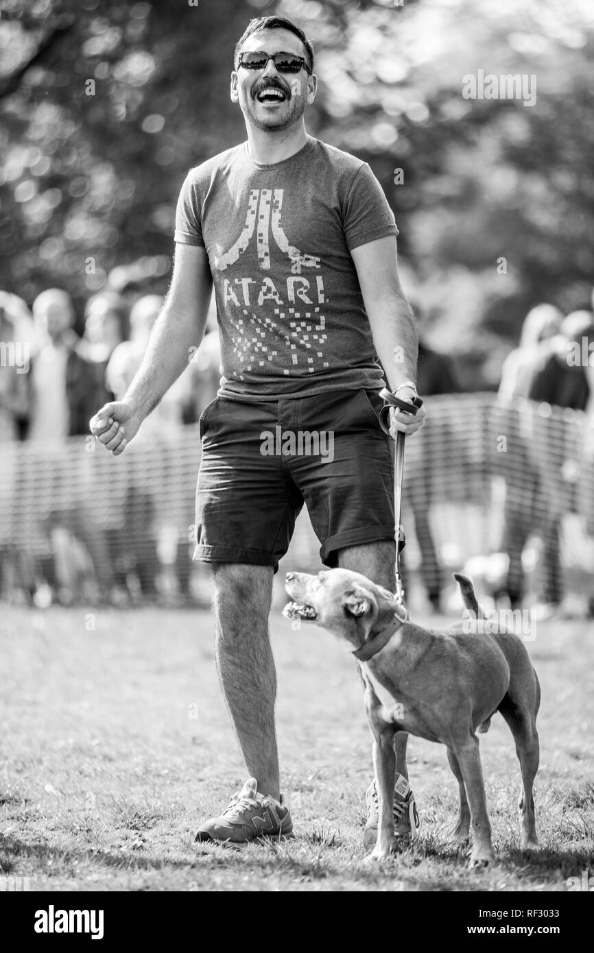 Un homme avec son chien célébrant une victoire dans une exposition canine Banque D'Images