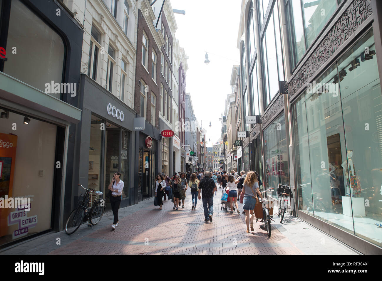 Amsterdam, Pays-Bas - 18 octobre 2018- une rue animée (Haarlemmerstraat) au coeur d'Amsterdam beaucoup de gens marcher autour et shopping Banque D'Images