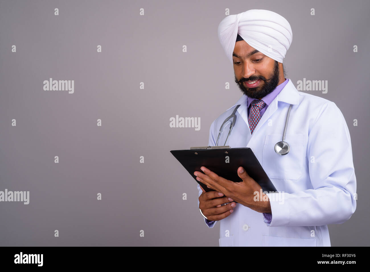 Portrait du jeune Indien Sikh doctor smiling Banque D'Images