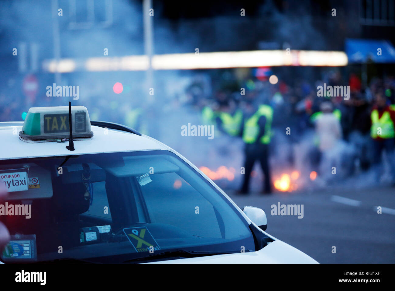 Un taxi stationné à côté de protester contre les manifestants pendant la grève. Les chauffeurs de taxi de Madrid se rassemblent à proximité du centre des expositions IFEMA au cours de la troisième journée de grèves qui appellent à de nouveaux règlements pour éviter une concurrence déloyale de commerciale le covoiturage. Banque D'Images