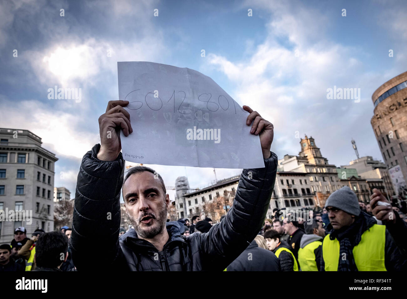 Barcelone, Catalogne, Espagne. 23 Jan, 2019. Un chauffeur de taxi est vue montrant l'ordre numérique des tables pour exercer le droit de vote.La procédure de vote a commencé. Des centaines de chauffeurs de taxi occupent la Plaza Catalunya en attendant le tour de vote s'ils continuent la grève ou accepter le nouveau décret-loi présenté par le Gouvernement de la Catalogne. Credit : Paco Freire SOPA/Images/ZUMA/Alamy Fil Live News Banque D'Images