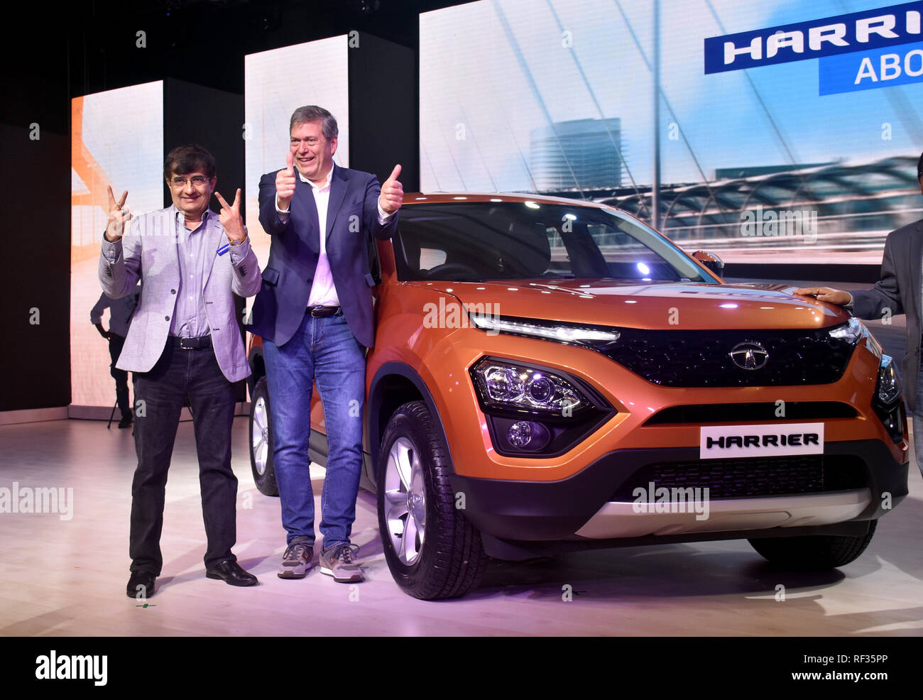 Mayank Pareek (Président de voiture de Tata Motors), L, avec Günter Butschek (PDG & MD Tata Motors), R, sont considérés lors du lancement de Tata Motors SUV très attendu 'Harrier' à Mumbai. Banque D'Images