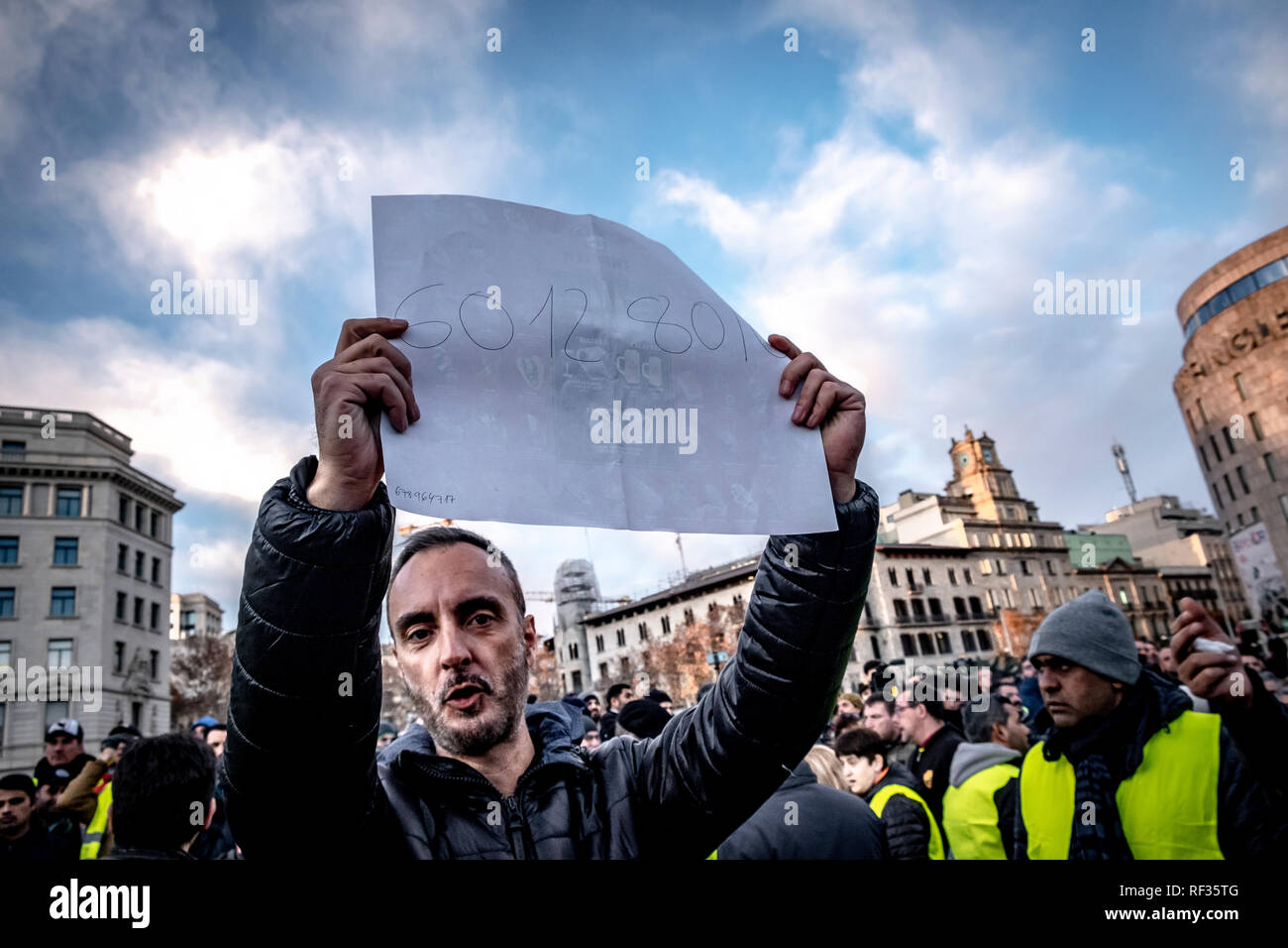 Un chauffeur de taxi est vue montrant l'ordre numérique des tables pour exercer le droit de vote. La procédure de vote a commencé. Des centaines de chauffeurs de taxi occupent la Plaza Catalunya en attendant le tour de vote s'ils continuent la grève ou accepter le nouveau décret-loi présenté par le Gouvernement de la Catalogne. Banque D'Images