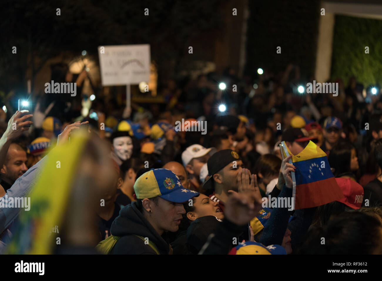 Bogota, Colombie, 23 janvier 2019. Les manifestants vénézuéliens chantent des slogans anti-gouvernementaux en mars pour protester contre le gouvernement et de soutenir la nouvelle auto-proclamé président. Credit : Jonathan Tait/Alamy Live News Banque D'Images