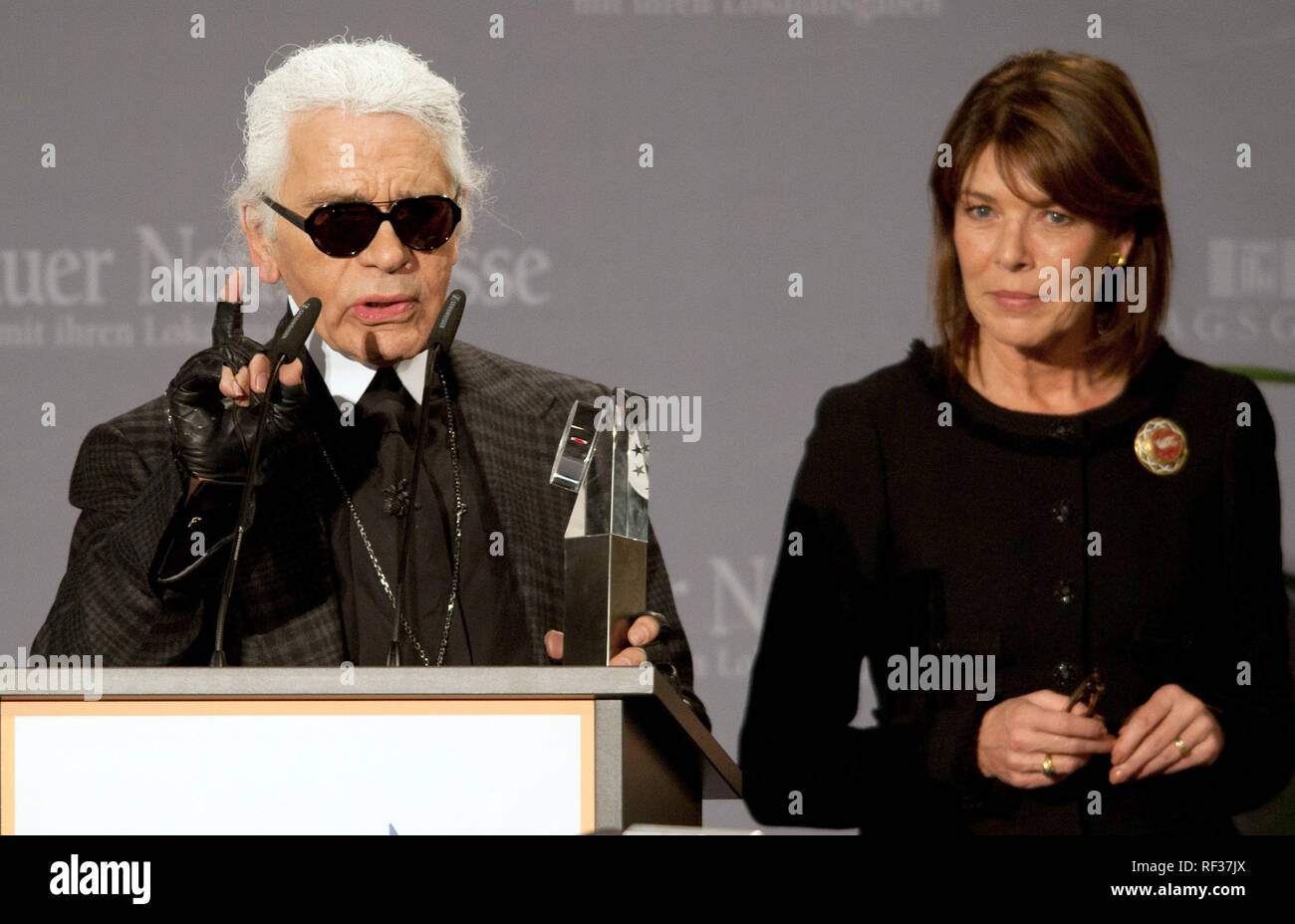 Passau, Allemagne. Dec 12, 2011. Karl Lagerfeld Fashio awards la 'Menschen in Europa Charity Award' ('Les gens en Europe la charité Award') de la publishing group (Passau Passauer Neue Presse) pour la transaction de la Princesse Caroline de Hanovre à Passau, Allemagne, le 12 décembre 2011. Le prix rend hommage à la Princesse tient à l'organisme de bienfaisance pour enfants l'Amade mondiale et est attribué à l'occasion de l'événement 'Menschen in Europa" (MIF, 'en Europe"). Credit : Armin Weigel | utilisée dans le monde entier/dpa/Alamy Live News Banque D'Images