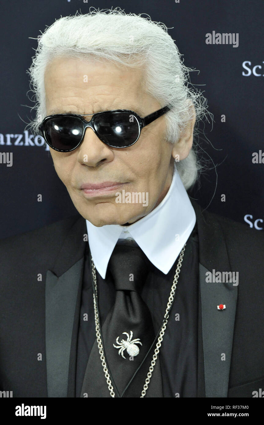 Düsseldorf, Allemagne. 14 avr, 2011. Créateur de mode allemand Karl Lagerfeld pose en ouverture de la partie pour sa 'Schwarzkopf Lightbox by Karl Lagerfeld' à Duesseldorf, Allemagne, 14 avril 2011. La sélection qui a été conçu par Lagerfeld servira de salon de coiffure mobile pendant le Concours Eurovision de la chanson à partir du 16 avril 2011. Credit : Henning Kaiser | worldwide/dpa/Alamy Live News Banque D'Images