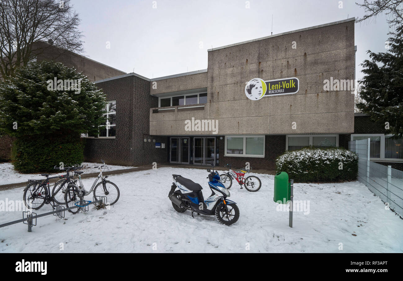 Duisburg, Allemagne. 24 Jan, 2019. Un scooter et quelques vélos sont debout devant le Leni-Valk-Realschule. Le 23.01.2019, trois jeunes gens ont attaqué un garçon de 17 ans pendant un cours à l'école et l'ont frappé avec des matraques. Les auteurs étaient entrés dans la salle de classe et les jeunes ciblés, la police a dit. Credit : Arnulf Stoffel/dpa/Alamy Live News Banque D'Images