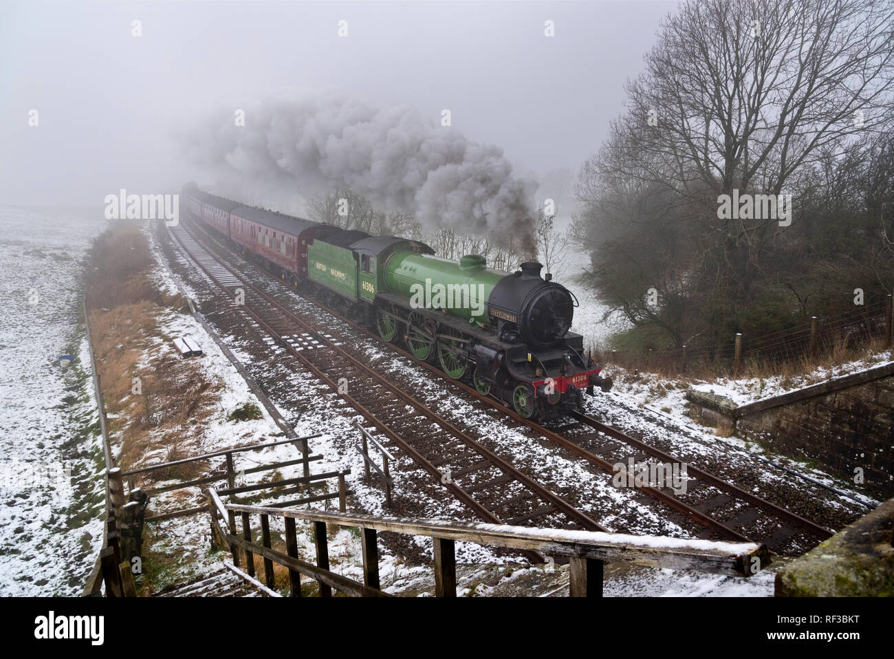 Austwick, Yorkshire du Nord. 24 Jan 2019. Météo France : Classe B1 numéro 61306 de la locomotive à vapeur sur une course d'essai à partir de "teamtown' depot, Carnforth, Lancashire. Vu ici par temps brumeux de l'hiver avec neige au sol, sur la ligne principale près de Lowick Green, Yorkshire du Nord. Crédit : John Bentley/Alamy Live News Banque D'Images