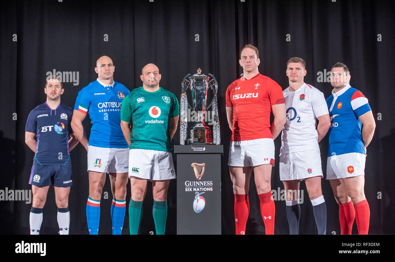 Swansea, Royaume-Uni. 23 Jan, 2019. Tournoi de rugby des Six Nations Guinness lancement au Hurlingham Club à Londres - 23 janvier 2019 Six nations rugby capitaines (de gauche à droite) - Ecosse de Greig Laidlaw, de l'Italie Sergio Parisse, l'Irlande, Pays de Galles, Rory Best' Alun Wyn Jones, Owen Farrell l'Angleterre et de la France, de Guilhem Guirado posent aux côtés des Six Nations trophy Crédit : Phil Rees/Alamy Live News Banque D'Images