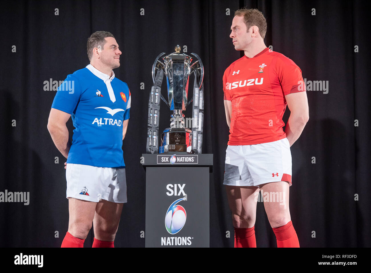 Swansea, Royaume-Uni. 23 Jan, 2019. Tournoi de rugby des Six Nations Guinness lancement au Hurlingham Club à Londres - 23 janvier 2019 Capitaine Guilhem Guirado France et Pays de Galles Capitaine Alun Wyn Jones aux côtés des Six Nations trophy Crédit : Phil Rees/Alamy Live News Banque D'Images