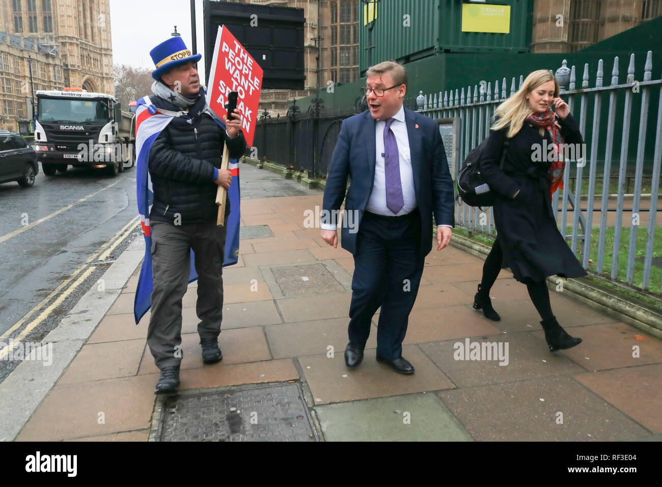 Londres, Royaume-Uni. 24 Jan, 2019. Brexit conservateur Pro MP, Mark Francois est contestée par SODEM Steve Bray, militant à l'extérieur du Parlement en tant que membres du Parlement se préparer à déposer un amendement d'étendre l'article 50 et de retarder la sortie de l'Union européenne le 29 mars pour pouvoir sortir de l'impasse Crédit : amer ghazzal/Alamy Live News Banque D'Images