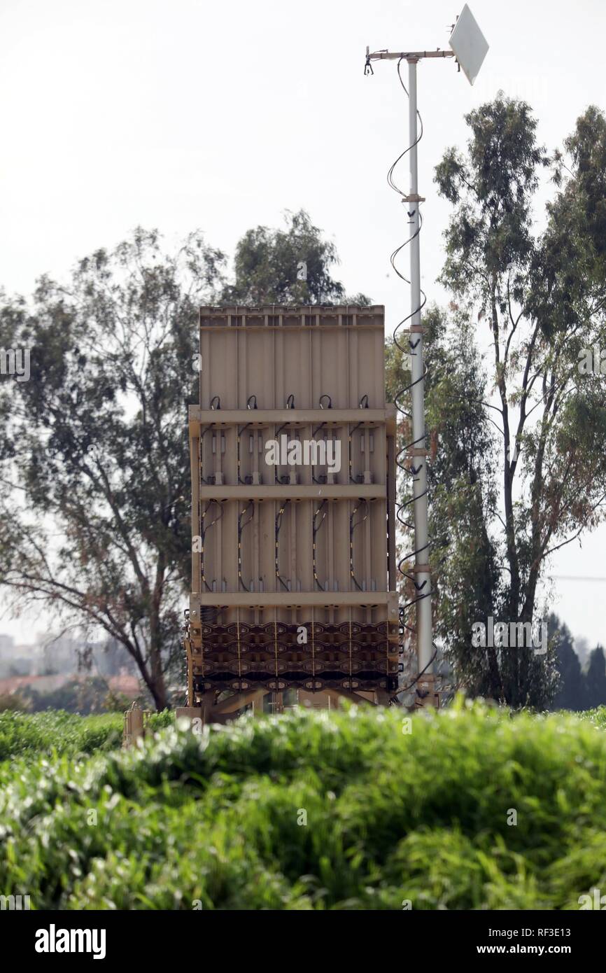 Tel Aviv. 24 Jan, 2019. Photo prise le 24 janvier 2019 présente une vue d'une batterie d'Israël est un système de défense Iron Dome près de Tel Aviv, Israël. L'armée israélienne a annoncé jeudi qu'une fusée anti-système de défense Iron Dome a été déployée dans le centre du pays dans un contexte de tensions sur les frontières nord et sud. La batterie a été déployée dans le Goush Dan, l'ensemble de la zone métropolitaine de Tel Aviv, a déclaré un responsable militaire sous le couvert de l'anonymat. Credit : Gédéon Markowicz-JINI/Xinhua/Alamy Live News Banque D'Images