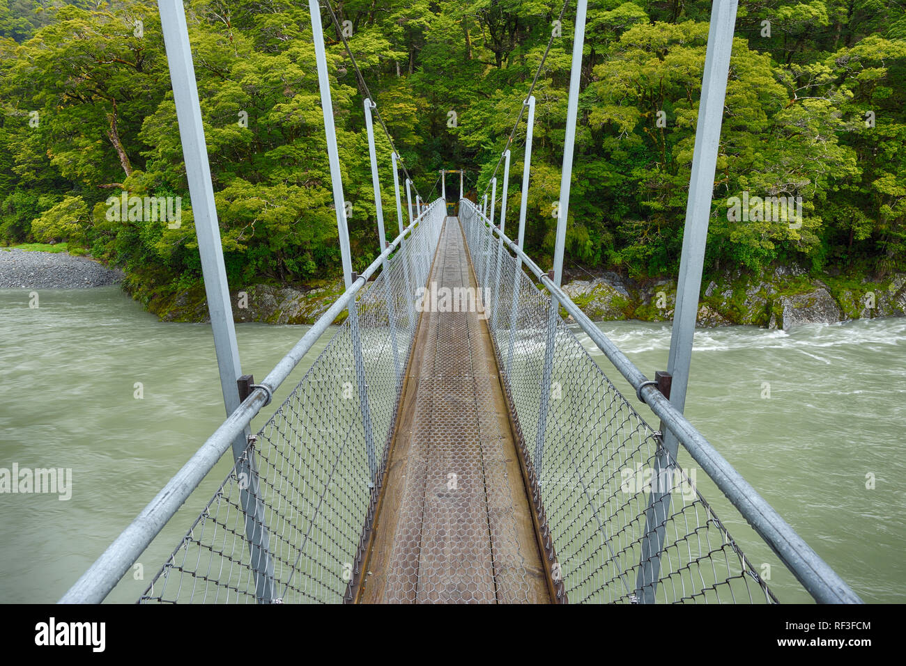 Pont sur Makarora River près de Haast autoroute, île du Sud, Nouvelle-Zélande Banque D'Images