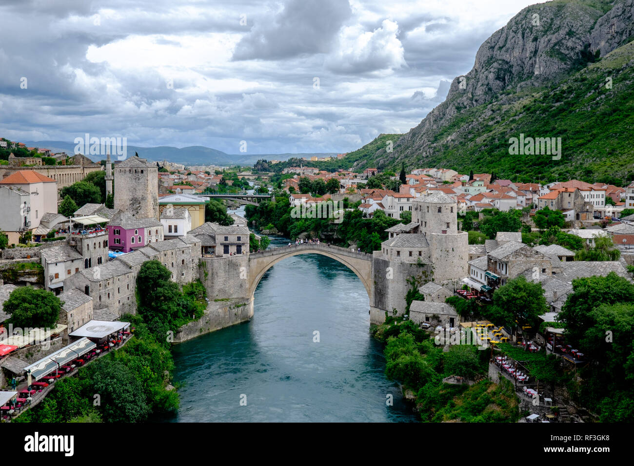 Le majestueux pont Stari Most antique est fier de s'étend sur la Neretva, reliant les deux moitiés de la ville de Mostar depuis des siècles. Banque D'Images