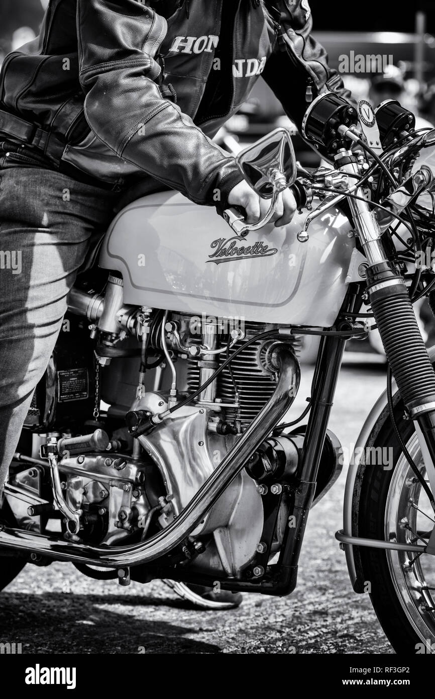 Vintage 1966 Velocette Thruxton et moto rider. Vélo classique britannique. Le noir et blanc Banque D'Images