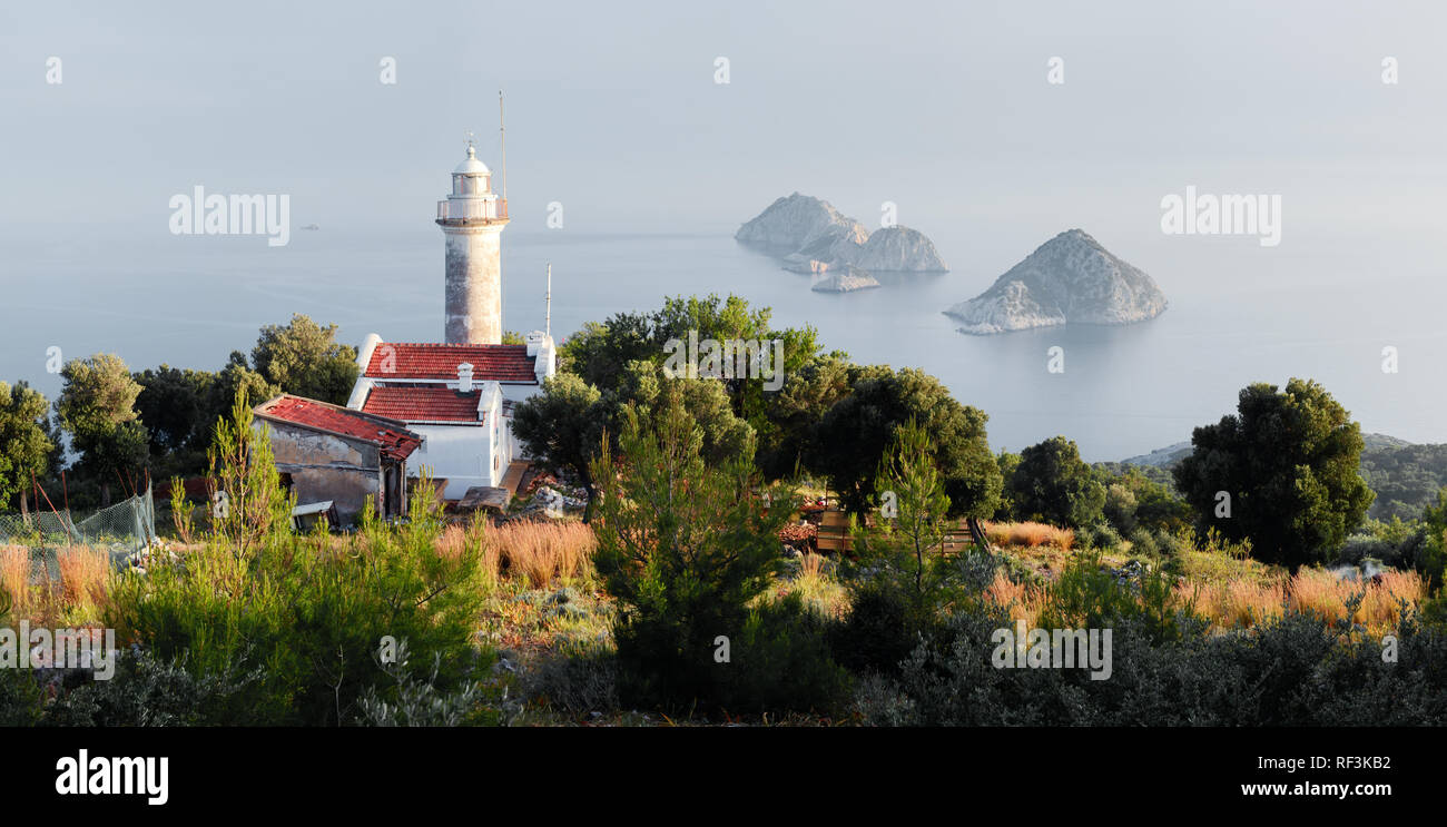 Scène pittoresque avec phare sur Gelidonya cape et les petites îles en mer Méditerranée. Photographie de paysage Banque D'Images