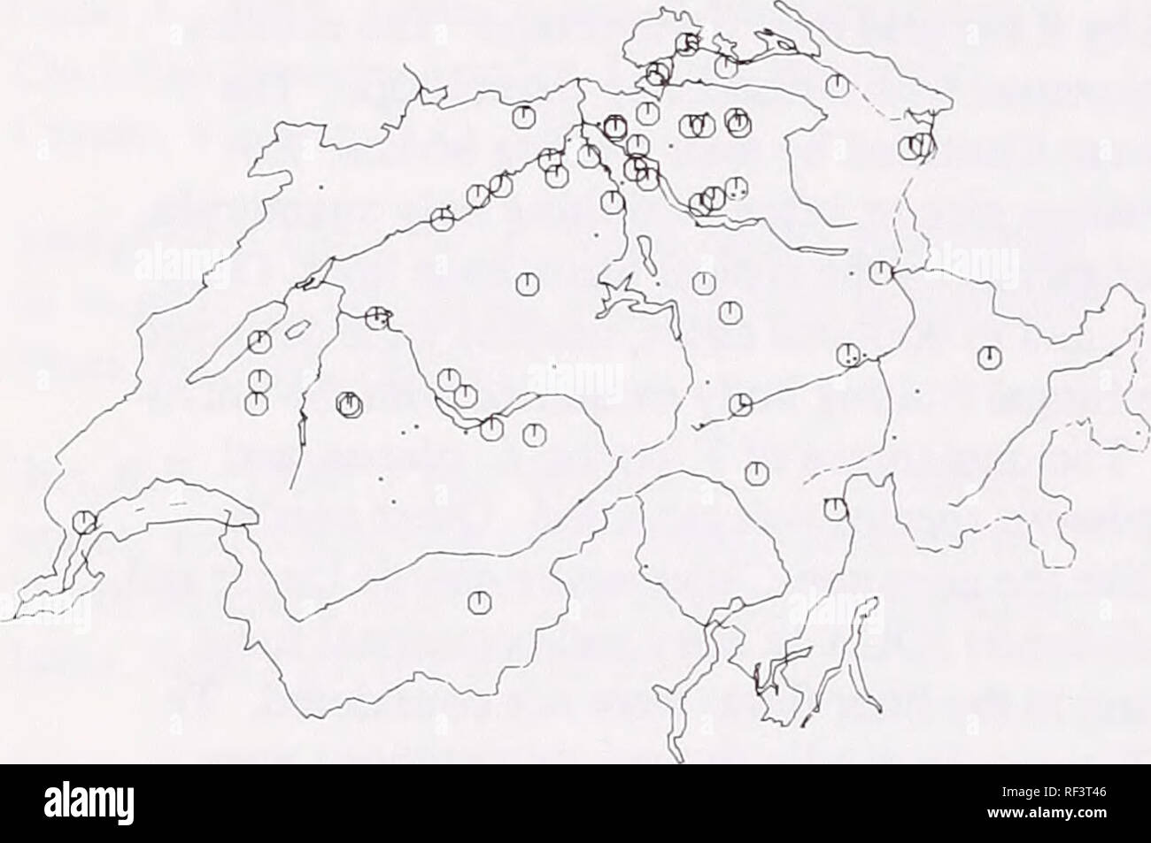 . De récentes recherches sur les maladies du feuillage : conference proceedings : Carlisle, Pennsylvanie, du 29 mai au 2 juin 1989. Maladies et ravageurs des feuilles United States Congrès. La figure 1-aiguilles recueillis le 28 octobre 1989, avec une pointe de vert et une base rouge-brun présentant des organes de fructification de Tiarosporella parca. Au cours de novembre et décembre la plupart des aiguilles ont été versées (5). Après beaucoup d'Aiguilles, rameaux minces, dépourvue d'aiguilles, n'a pu être observée, donnant à l'arbre l'aspect "lametta". Depuis 1984, nous avons inspecté plusieurs branches avec aiguilles rouge-brun. Très souvent, ces aiguilles ont été densément covere Banque D'Images