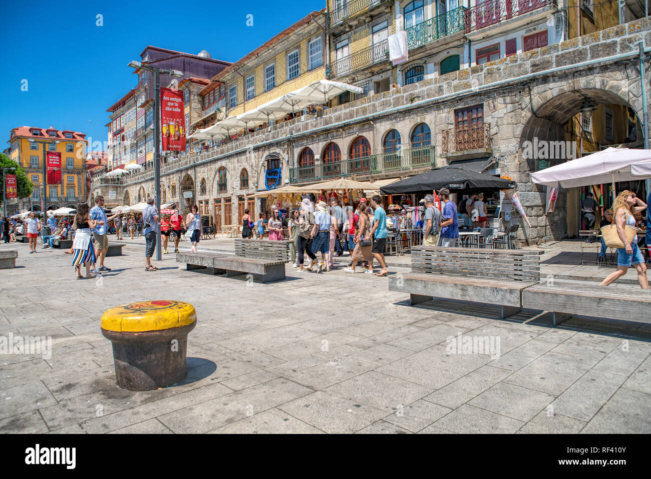 Les gens de la rue au restaurant sur le quai de Porto. Centre historique de Porto a été proclamé un site du patrimoine mondial Banque D'Images