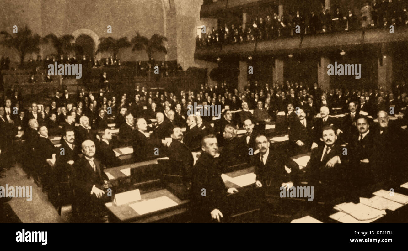 Une rare photographie (montrant les visages de délégués) de la première session de la Société des Nations (La Société des Nations) (1920-1946) à Genève le 15 novembre 1920. Paul Hymens était son président 1920-1921 Banque D'Images