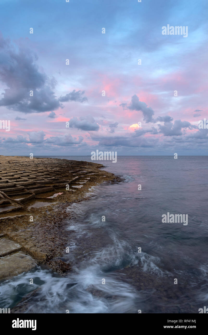 Salines sur la côte de l'IL-Blata, Malte au crépuscule. Banque D'Images