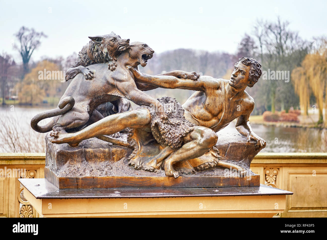 Berger et chien attaqué par une panthère. La sculpture à Schwerin Mecklenburg-Vorpommern. Banque D'Images