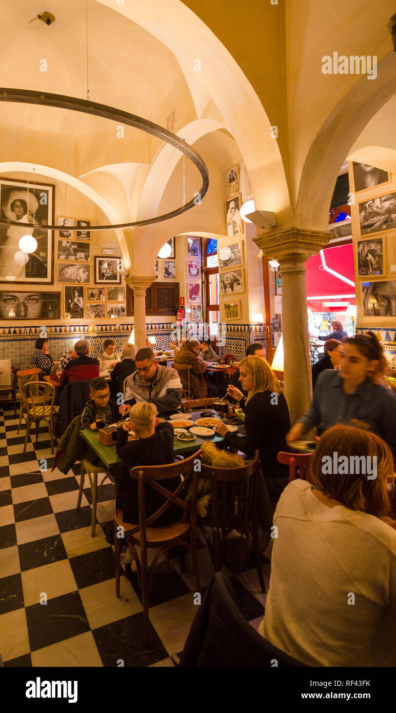 Bar à tapas espagnol, la Giralda, de l'intérieur restaurant, Cerveceria Giralda de Séville, Andalousie, Sud de l'Espagne. Banque D'Images