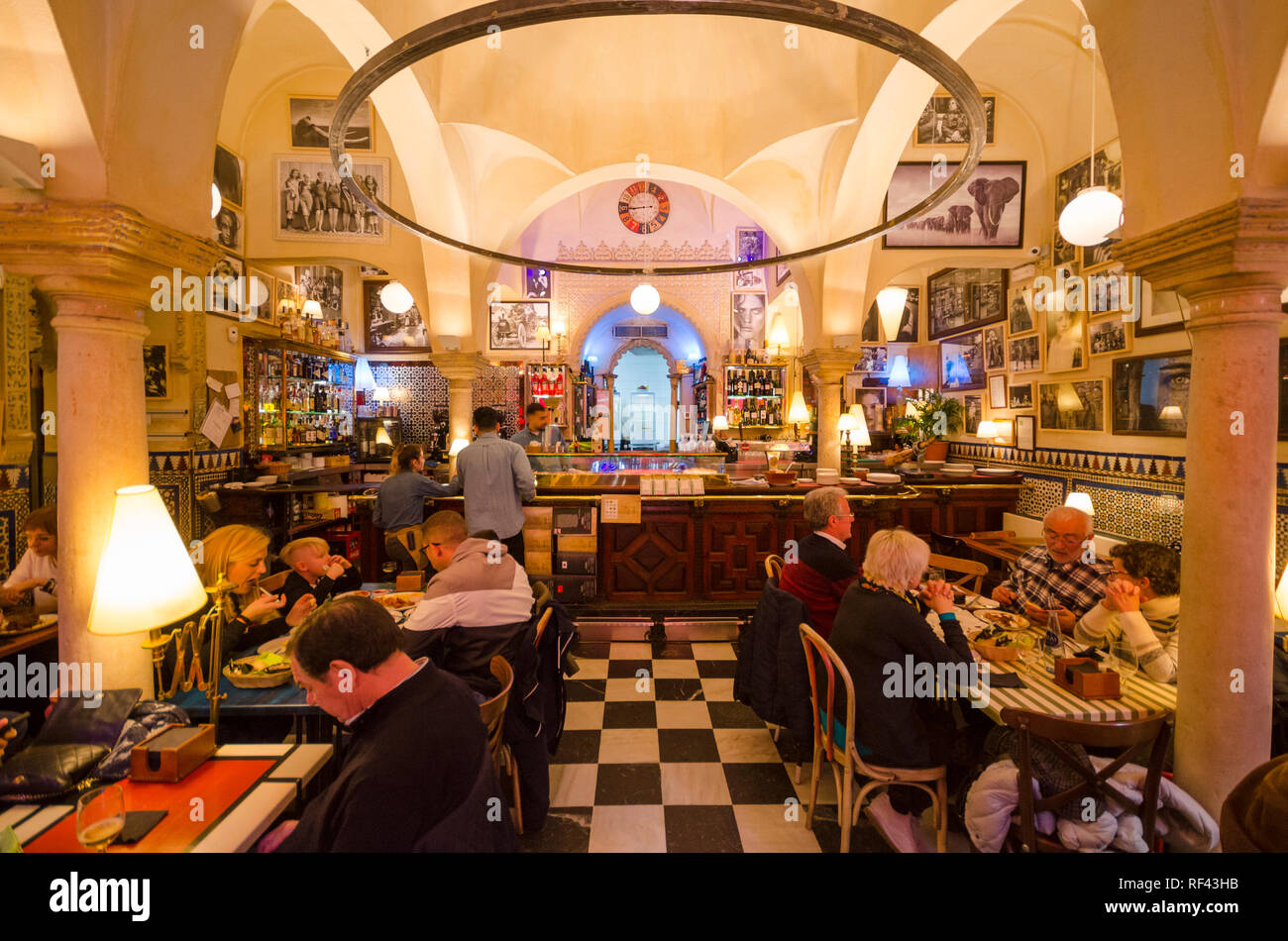 Bar à tapas espagnol, la Giralda, de l'intérieur restaurant, Cerveceria Giralda de Séville, Andalousie, Sud de l'Espagne. Banque D'Images