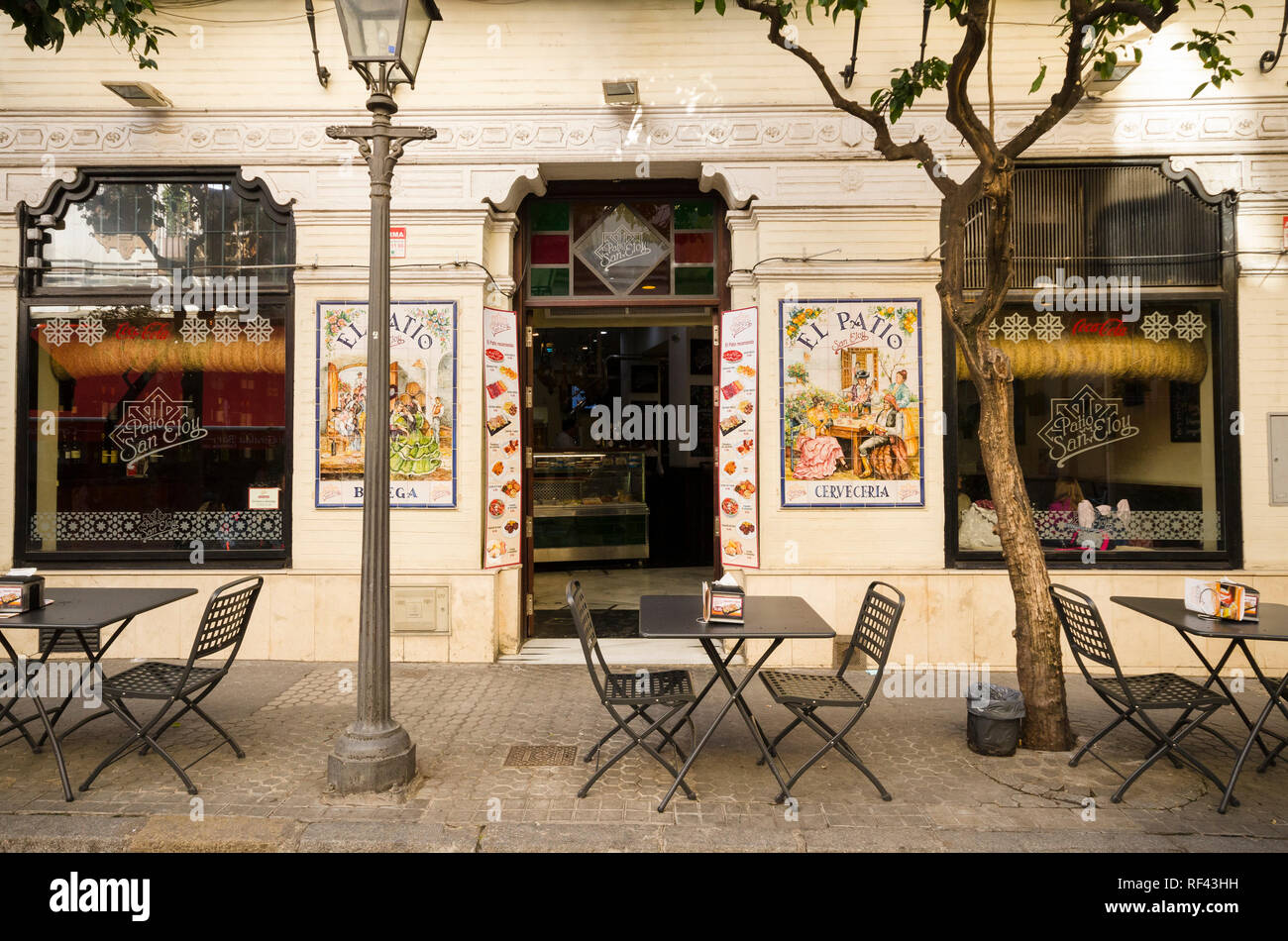 Bar à tapas espagnol, Patio San Eloy, restaurant extérieur, dans la vieille ville de Séville, Andalousie, Sud de l'Espagne. Banque D'Images