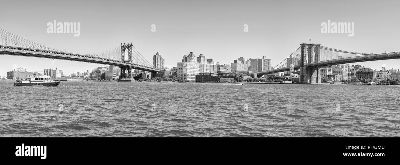 Le noir et blanc vue panoramique du pont de Brooklyn et Manhattan Bridge, New York, USA. Banque D'Images
