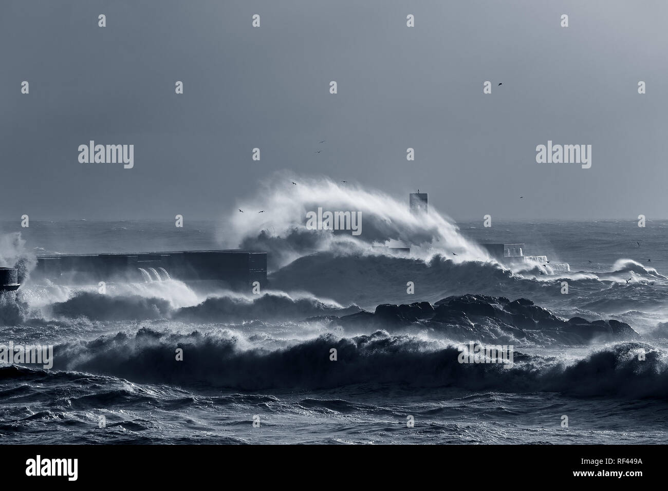 Moody seascape. Tempête à l'embouchure de la rivière Douro. Banque D'Images