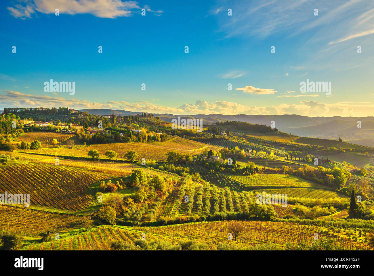 Panzano in Chianti vignoble et panorama au coucher du soleil en automne. Toscane, Italie l'Europe. Banque D'Images