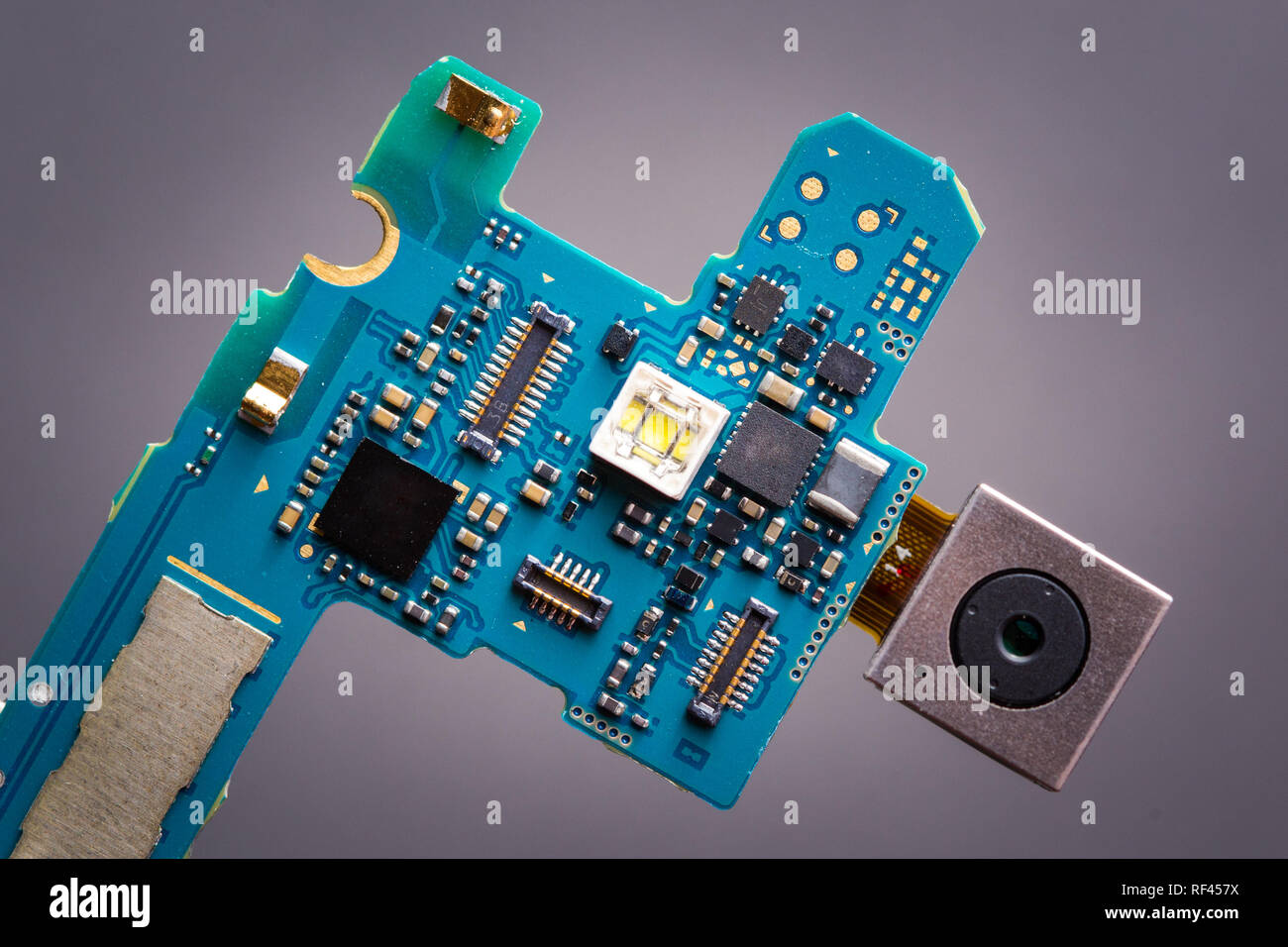 Circuit bleu de smartphone avec module de caméra sur un câble en nappe Banque D'Images