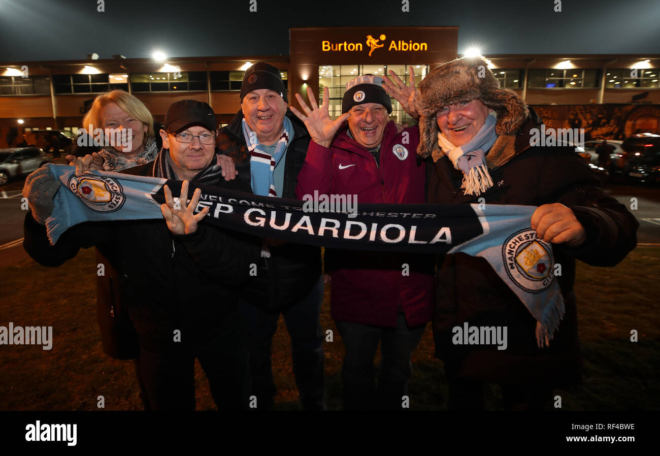 Manchester City fans avant la demi-finale de la Coupe du buffle, jambe deuxième match au stade de Pirelli, Burton. Banque D'Images