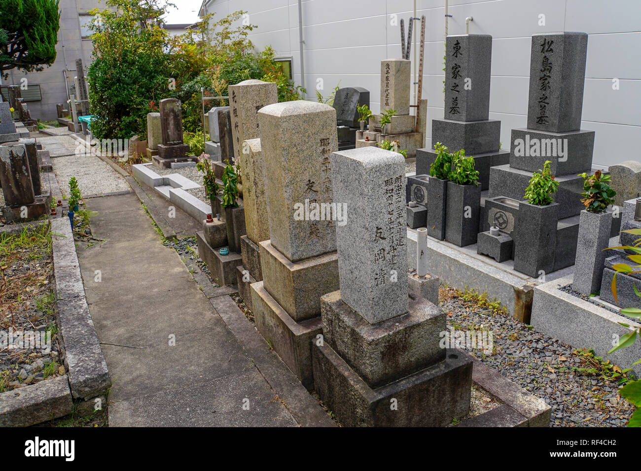 Pierres tombales dans le cimetière de Kyoto, Japon Banque D'Images