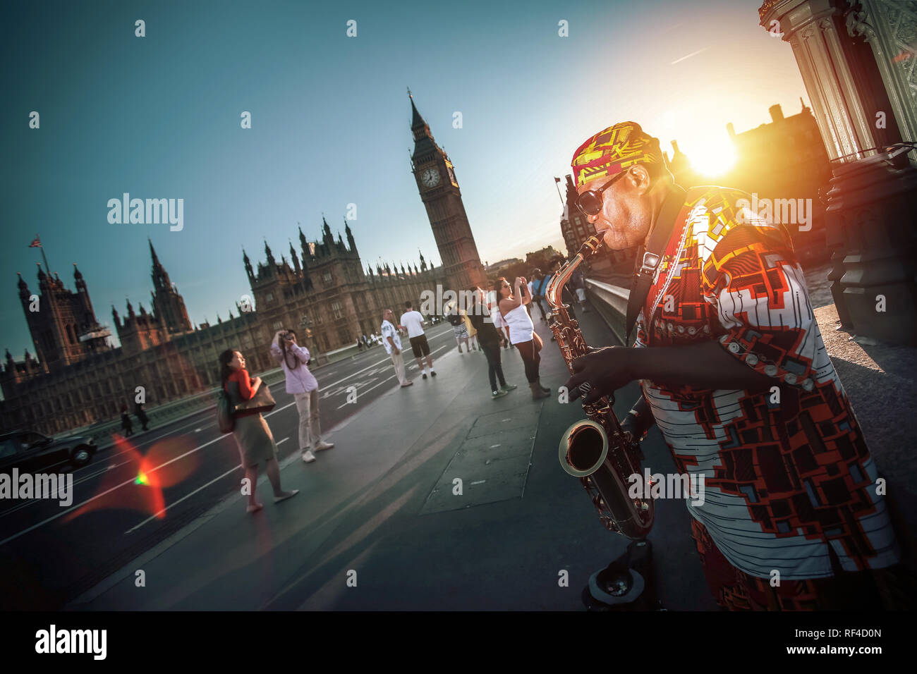 Saxophoniste dans la rue. Célèbre lieu touristique de Londres. Big Ben et Westminster. Banque D'Images