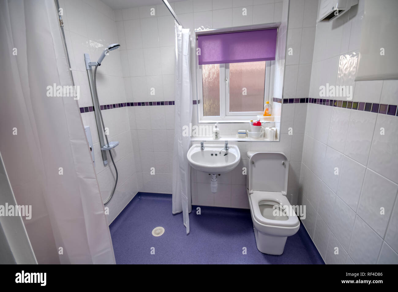 Une salle de douche humide de l'adaptation d'une salle de bains pour une utilisation par une personne handicapée ou âgée. Banque D'Images