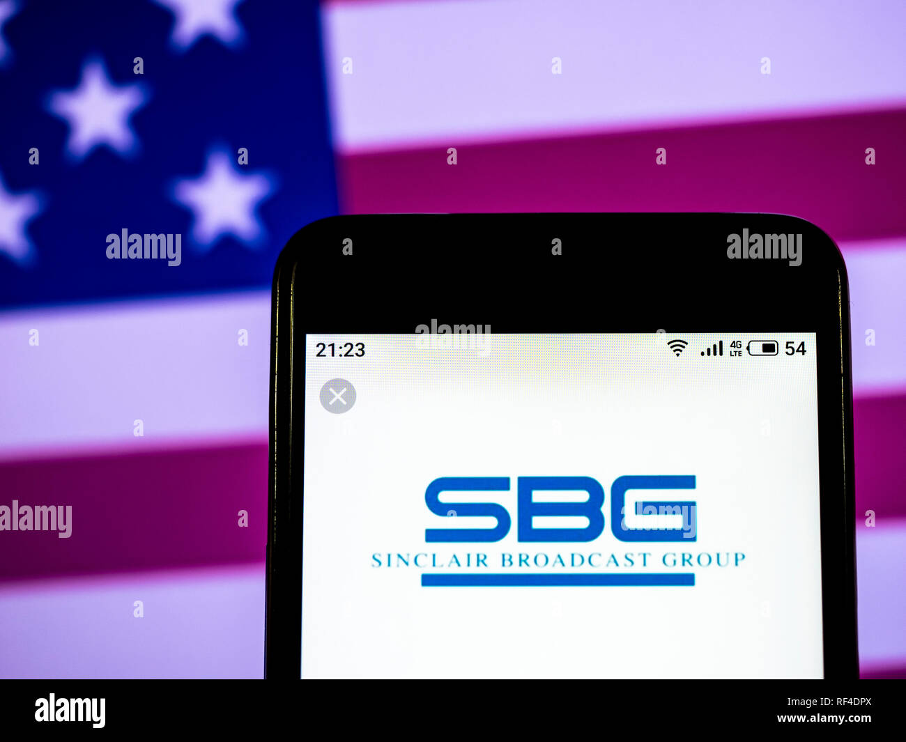 Sinclair Broadcast Group société de télécommunications vu le logo affiché sur smart phone Banque D'Images