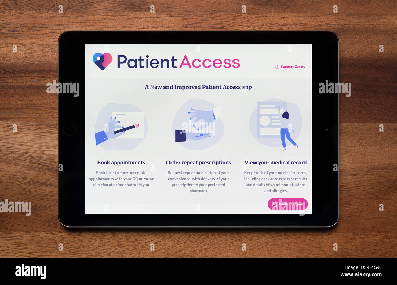 Le site internet de l'accès du patient est vu sur un iPad tablet, qui repose sur une table en bois (usage éditorial uniquement). Banque D'Images