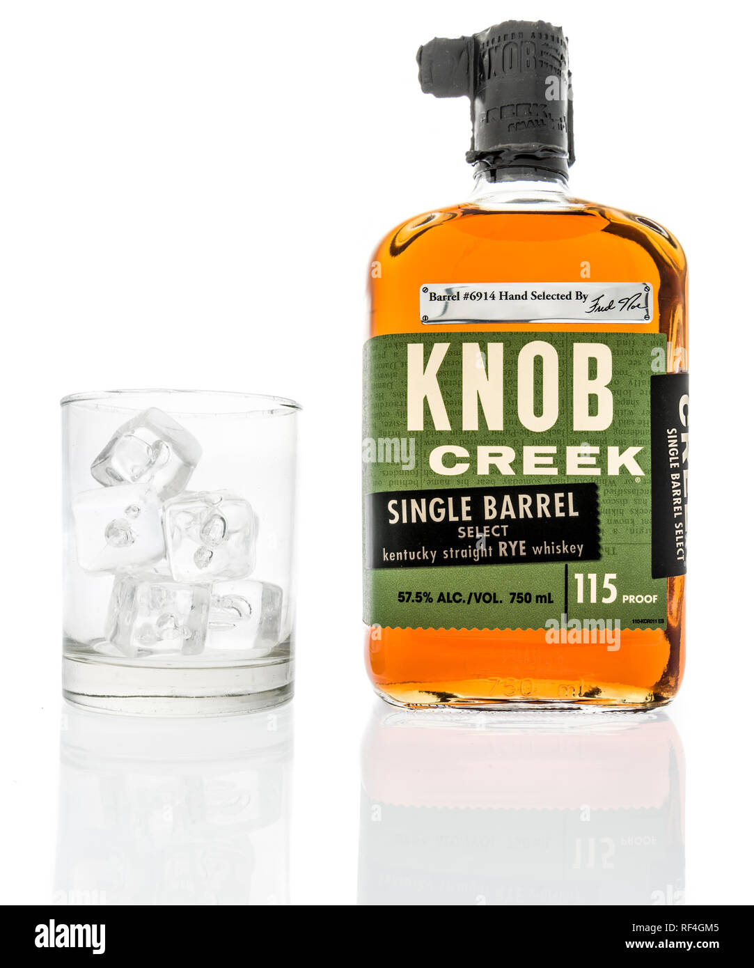 Winneconne, WI - 19 janvier 2019 une bouteille de bouton Creek single barrel whiskey de seigle avec un verre de glace sur une base isolée. Banque D'Images