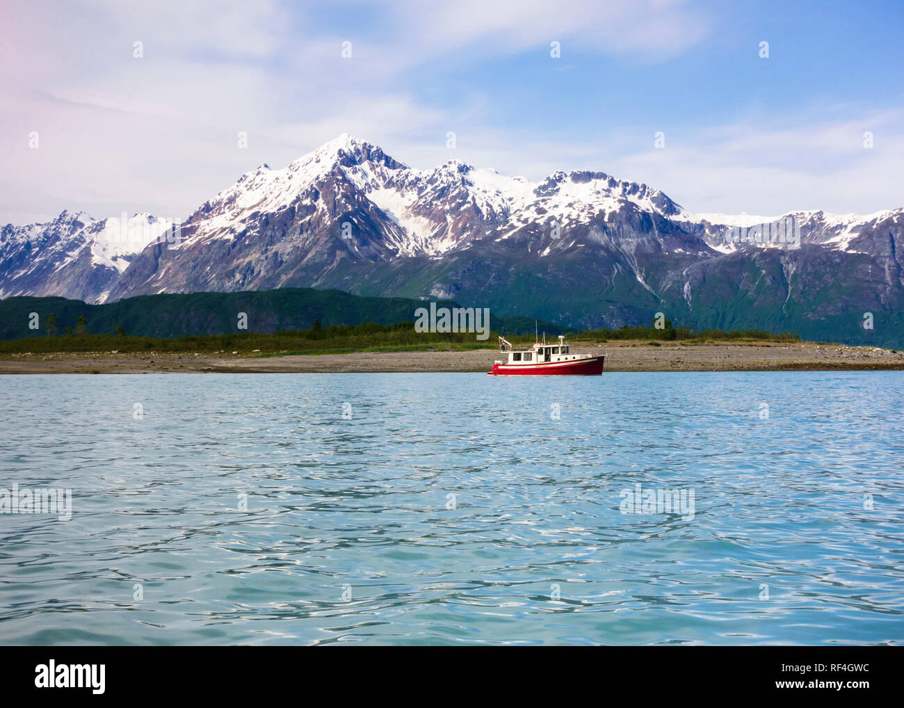 Un bateau à moteur motor cruising yacht ancré dans une belle baie sauvage Cove près de montagnes couvertes de neige, Glacier Bay National Park, Alaska, USA Banque D'Images