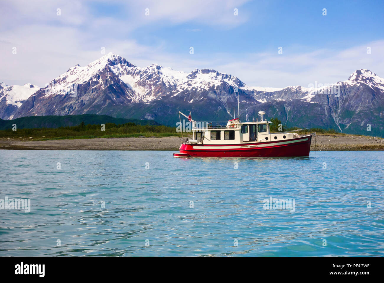 Un bateau à moteur motor cruising yacht ancré dans une belle baie sauvage Cove près de montagnes couvertes de neige, Glacier Bay National Park, Alaska, USA Banque D'Images