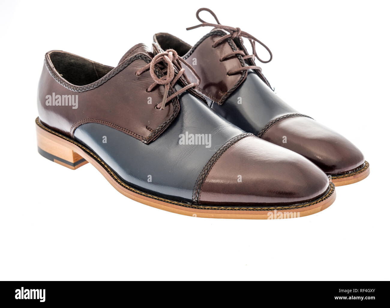 Une paire de derby multi marine cap toe chaussures de ville sur un