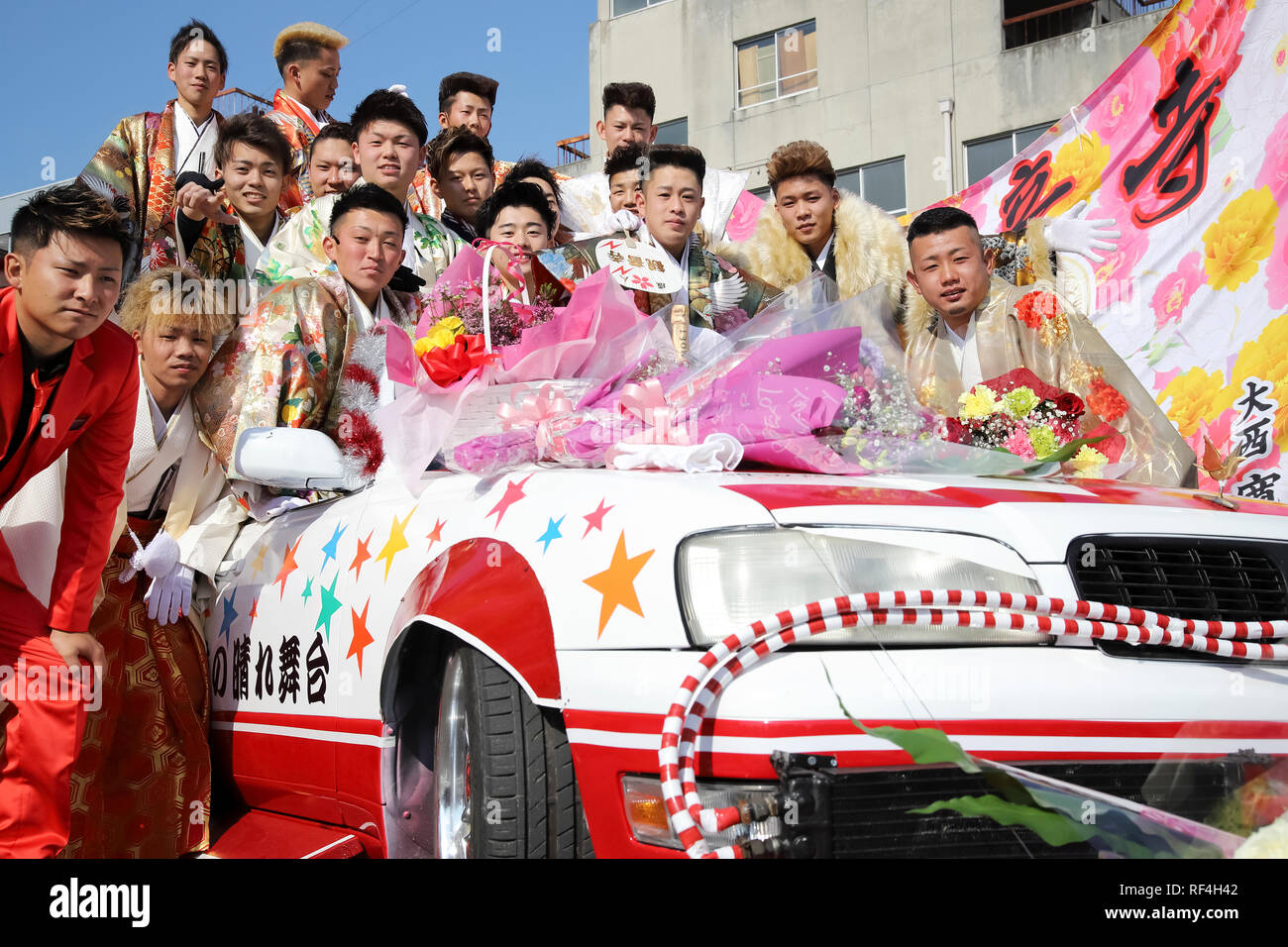 KAGAWA, JAPON - 13 janvier 2019 : les jeunes hommes japonais kimono traditionnelle portant pour l'arrivée de l'âge, la célébration du jour de l'âge de vingt à Kagawa, Jap Banque D'Images