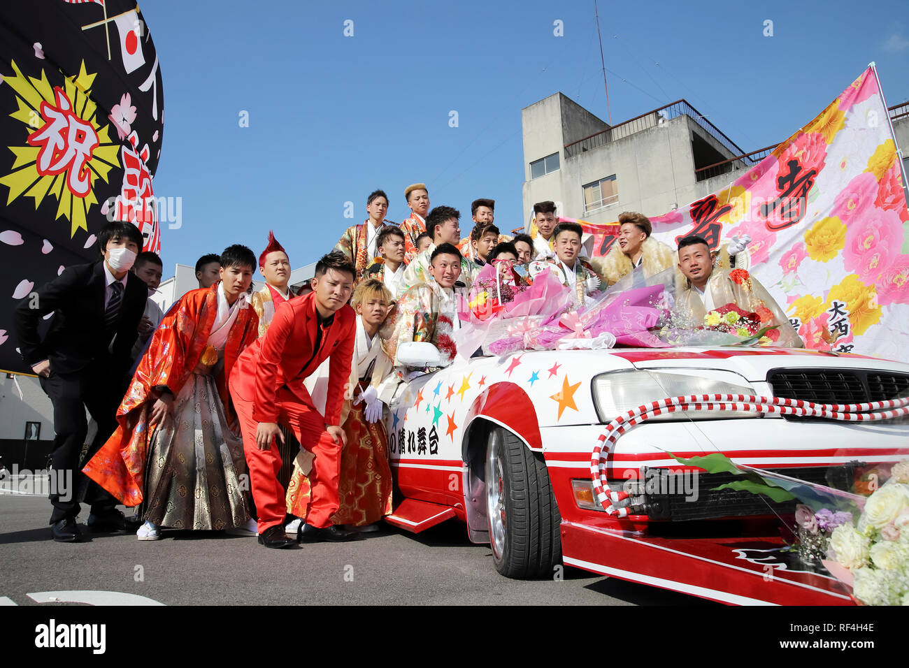 KAGAWA, JAPON - 13 janvier 2019 : les jeunes hommes japonais kimono traditionnelle portant pour l'arrivée de l'âge, la célébration du jour de l'âge de vingt à Kagawa, Jap Banque D'Images