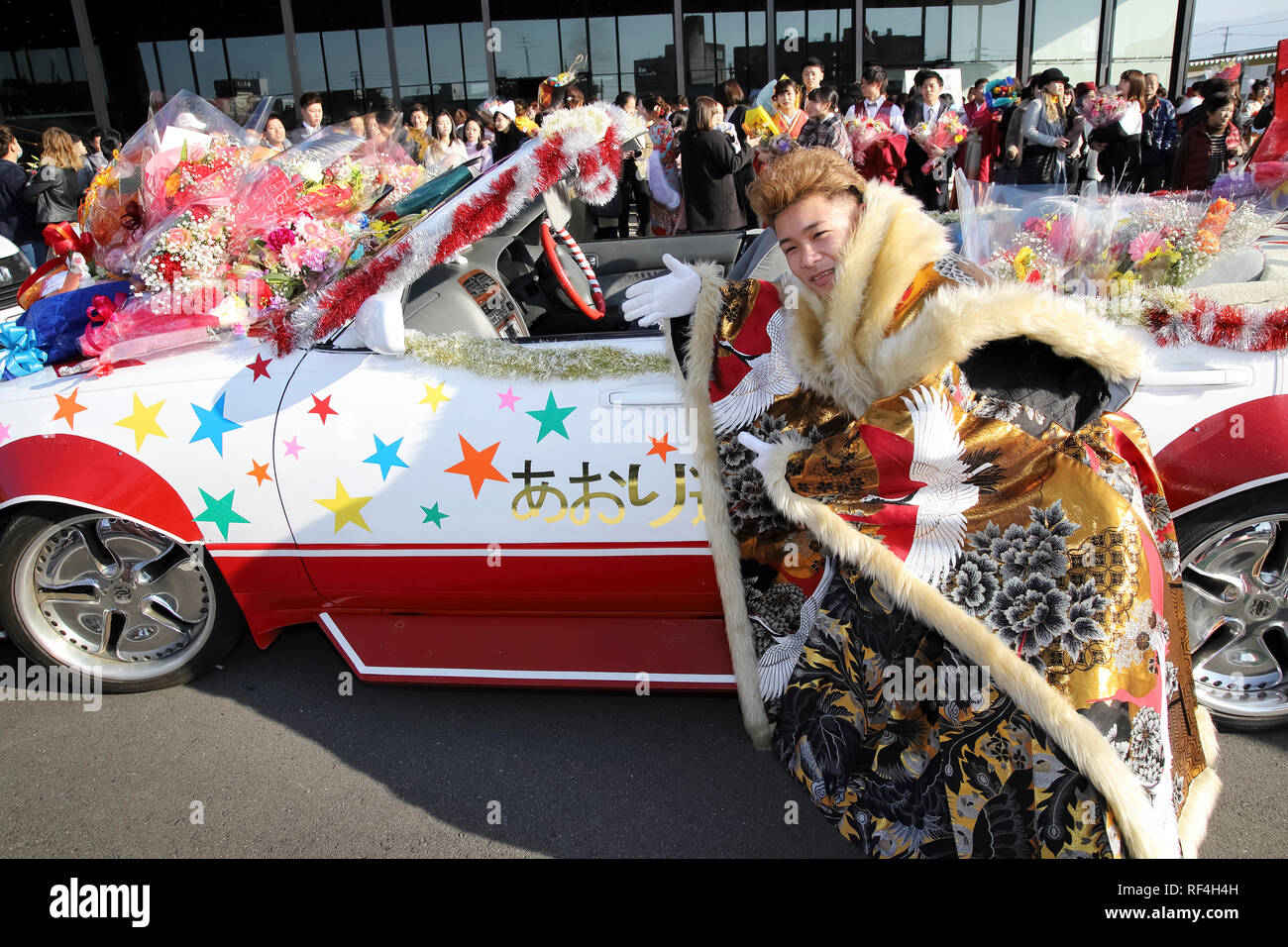 KAGAWA, JAPON - 13 janvier 2019 : Young Japanese man wearing kimono traditionnel pour l'arrivée de l'âge, la célébration du jour de l'âge de vingt à Kagawa, Jap Banque D'Images