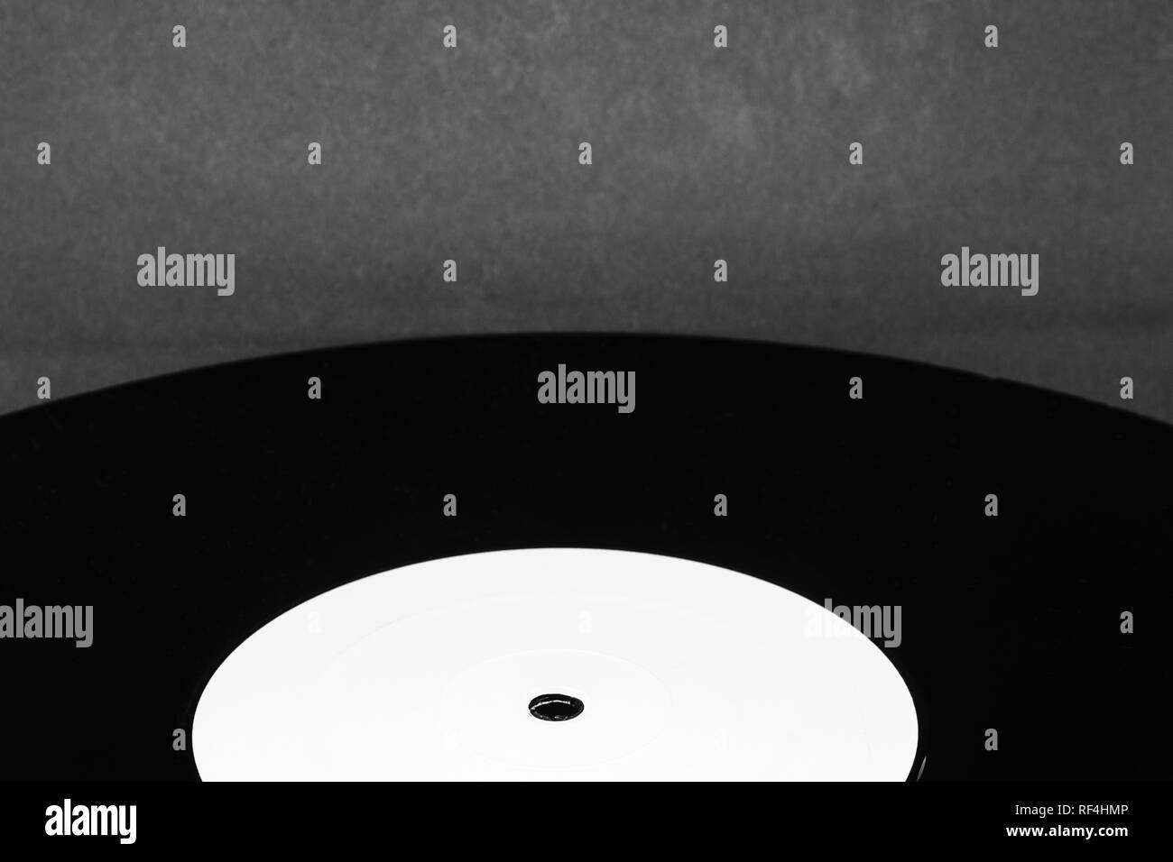 Surface de fond de disque vinyle avec copie espace sur fond noir. La mise au point de la caméra est en vinyle Banque D'Images