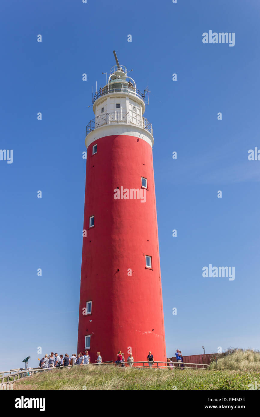 Groupe de touristes se rendant sur le phare sur l'île de Texel, Hollande Banque D'Images