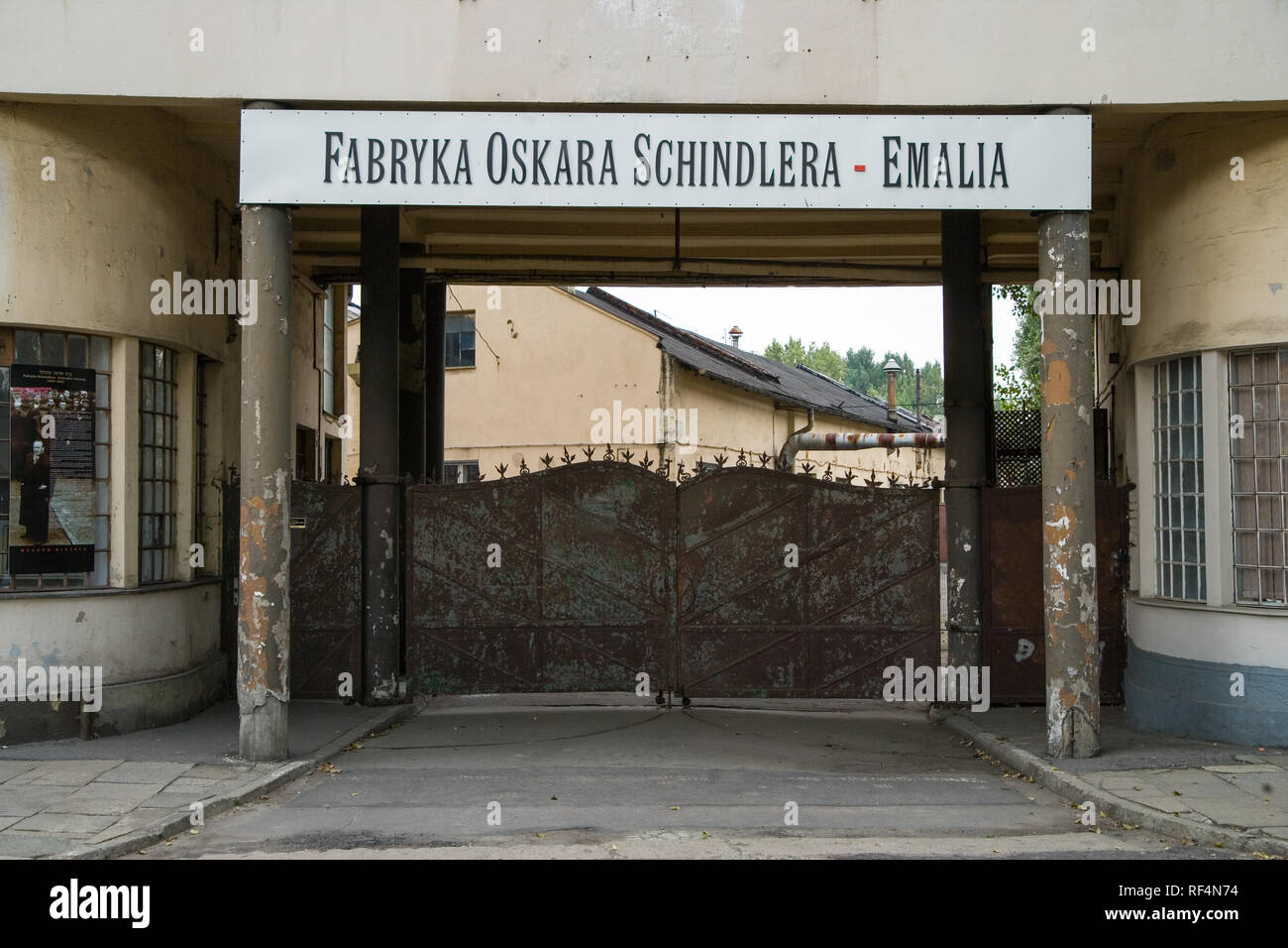 Cracovie, Pologne ; la porte principale de l'ancienne usine d'émail de Schindler. Banque D'Images