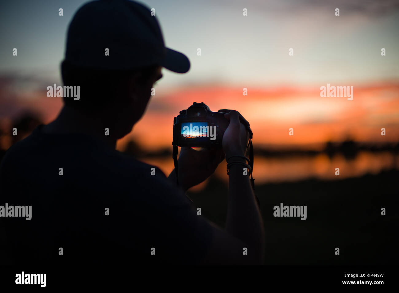 Le Delta de l'Okavango, au Botswana, les caractéristiques des couchers de firey servant de toile de fond pour un apéritif et une cible irrésistible pour les photographes. Banque D'Images