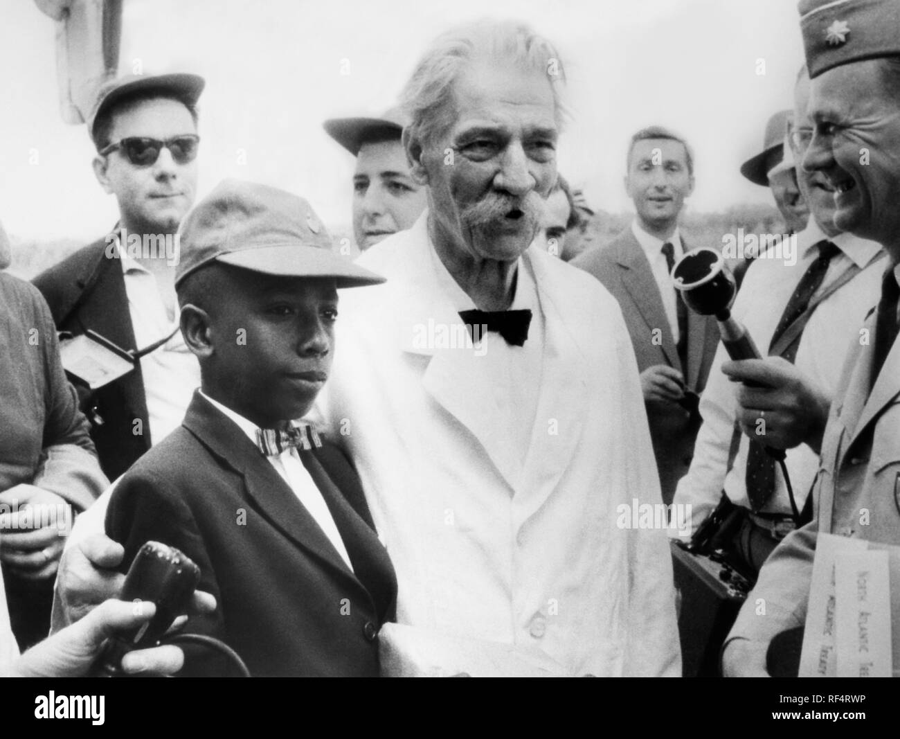 Albert Schweitzer avec Bobby Hill, 1959 Banque D'Images